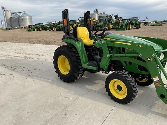 Image of John Deere 3038E equipment image 4