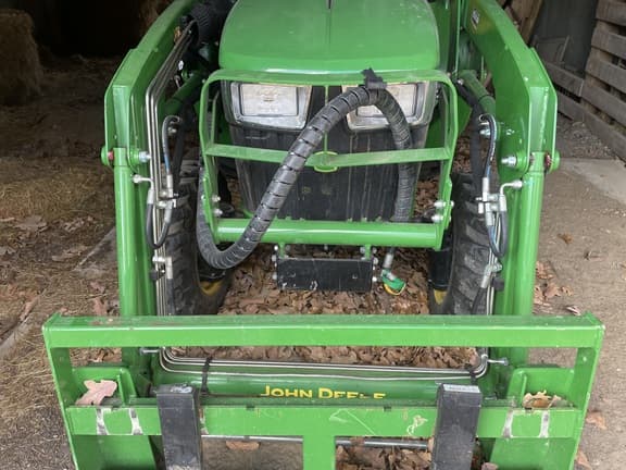 Image of John Deere 3038E equipment image 4