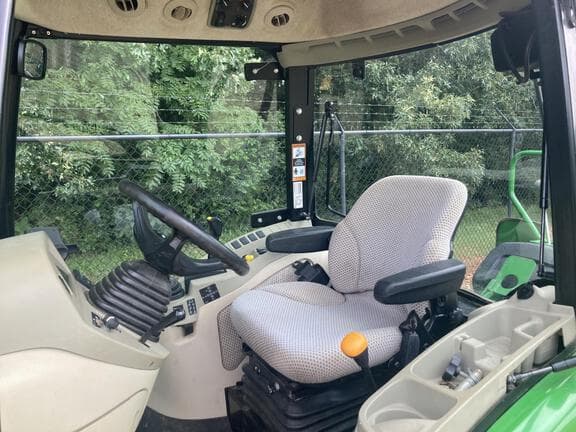 Image of John Deere 3039R equipment image 3