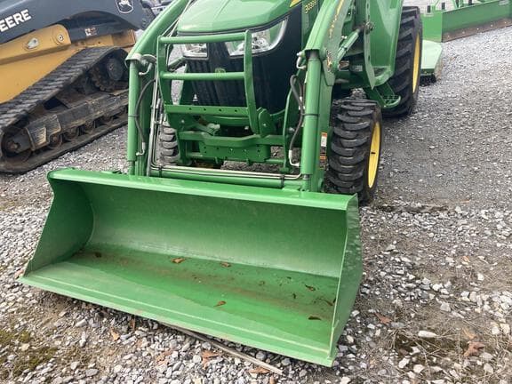 Image of John Deere 3039R equipment image 1