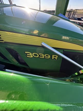 Image of John Deere 3039R equipment image 4