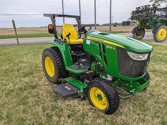 Image of John Deere 3039R equipment image 3