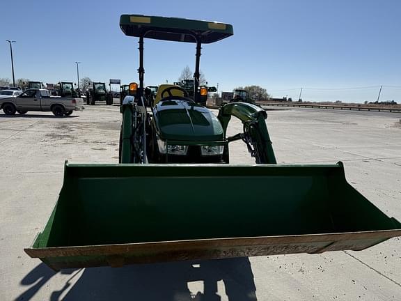 Image of John Deere 3039R equipment image 2