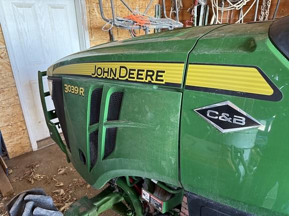 Image of John Deere 3039R equipment image 4