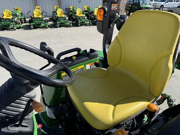 Image of John Deere 3039R equipment image 4