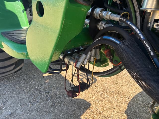 Image of John Deere 3039R equipment image 4