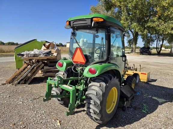 Image of John Deere 3046R equipment image 4