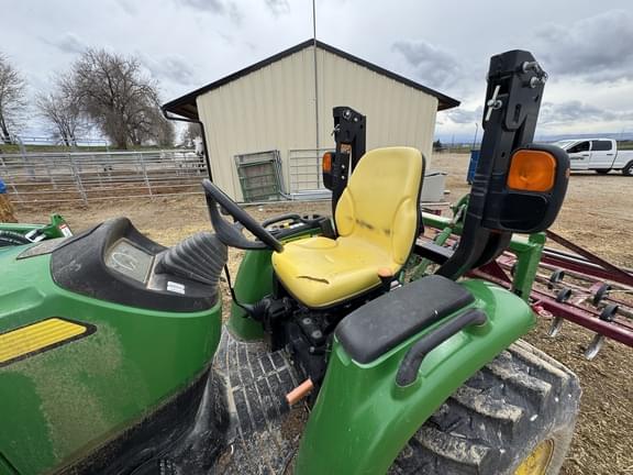 Image of John Deere 3046R equipment image 4