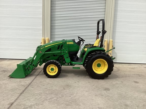 2019 John Deere 3046R Equipment Image0