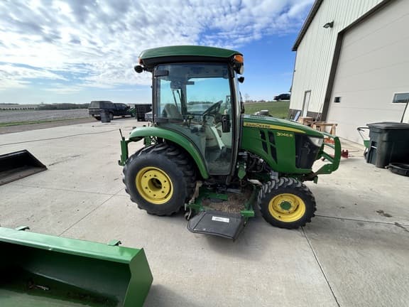 Image of John Deere 3046R equipment image 3