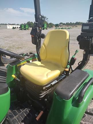 Image of John Deere 3046R equipment image 4