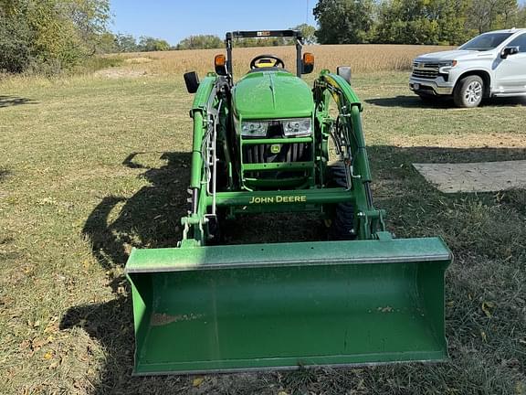 Image of John Deere 3046R equipment image 3