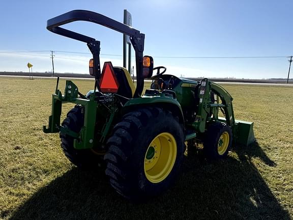 Image of John Deere 3046R equipment image 4