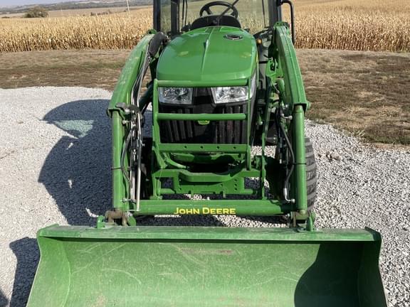 Image of John Deere 3046R equipment image 3