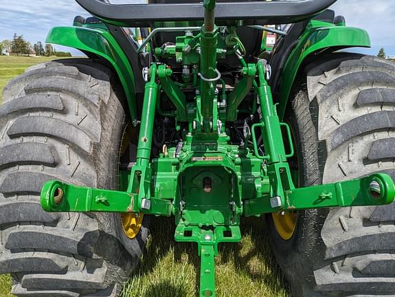 Image of John Deere 3046R equipment image 3