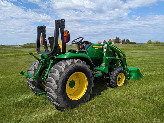 Image of John Deere 3046R equipment image 4