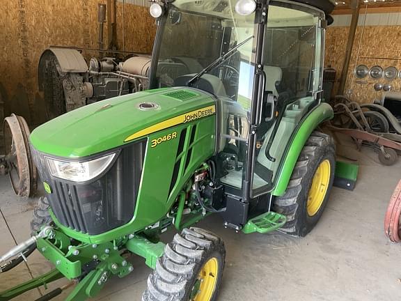 Image of John Deere 3046R equipment image 4
