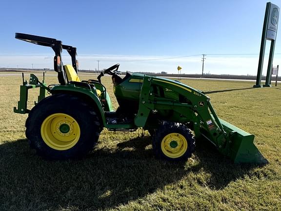 Image of John Deere 3046R equipment image 3