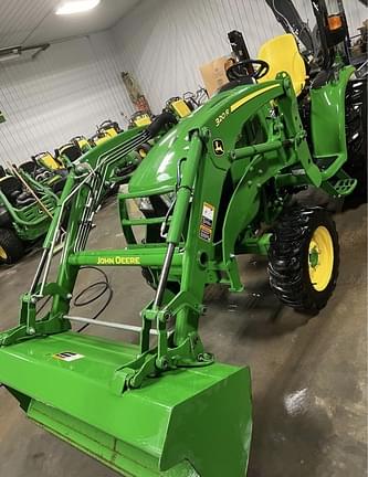 Image of John Deere 3046R equipment image 4