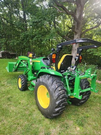 Image of John Deere 3046R equipment image 4