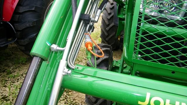 Image of John Deere 3046R equipment image 4