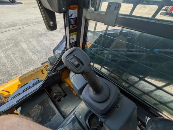 Image of John Deere 317G equipment image 4
