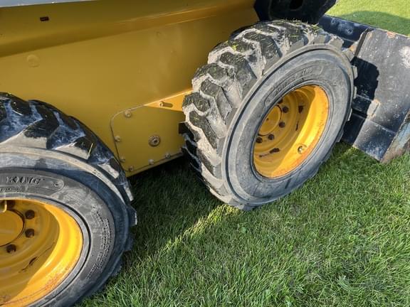 Image of John Deere 324G equipment image 4