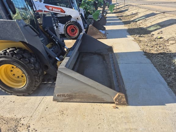 Image of John Deere 324G equipment image 3