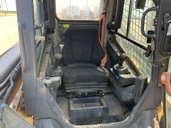 Image of John Deere 324G equipment image 4