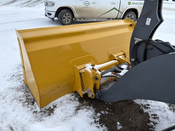 Image of John Deere 324L equipment image 3