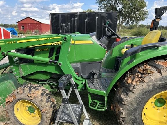 Image of John Deere 4044M equipment image 4