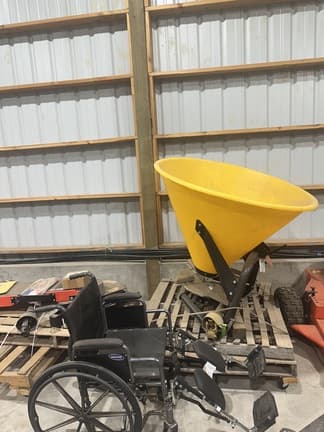 Image of John Deere 4052M equipment image 4