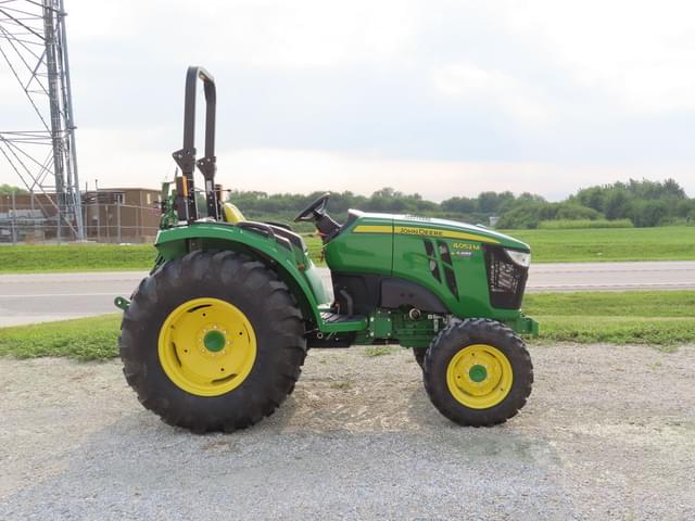 Image of John Deere 4052M equipment image 4