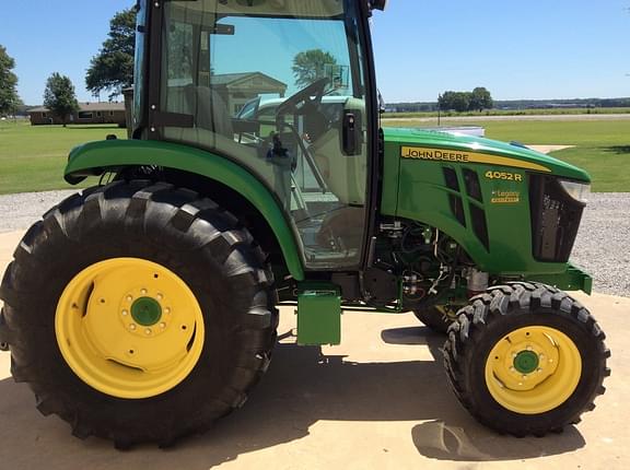 Image of John Deere 4052R equipment image 3