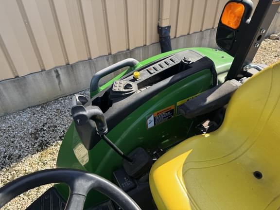 Image of John Deere 4052R equipment image 4