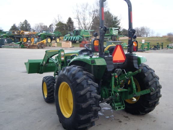 Image of John Deere 4066R equipment image 4