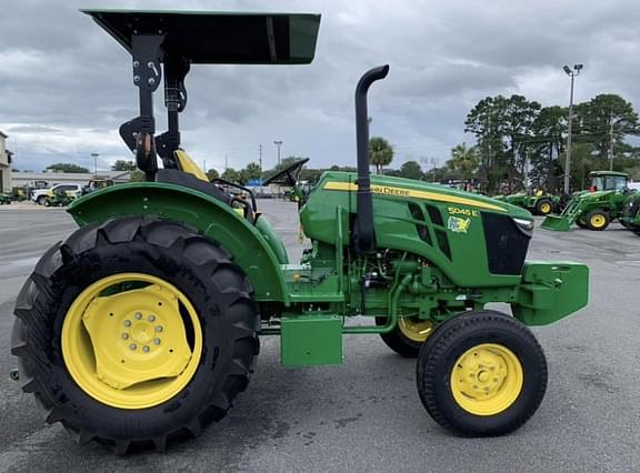 Image of John Deere 5045E equipment image 3