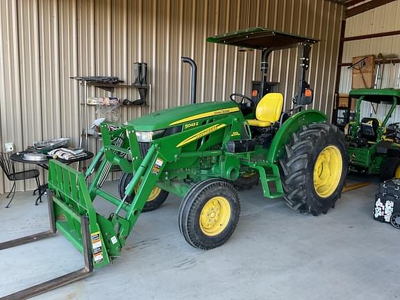 Image of John Deere 5045E equipment image 3