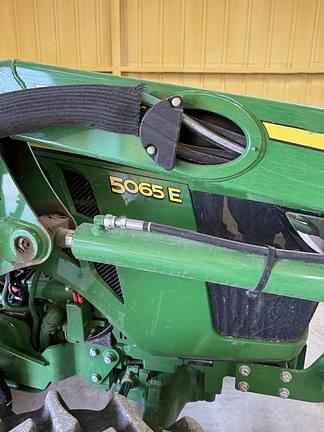 Image of John Deere 5065E equipment image 4
