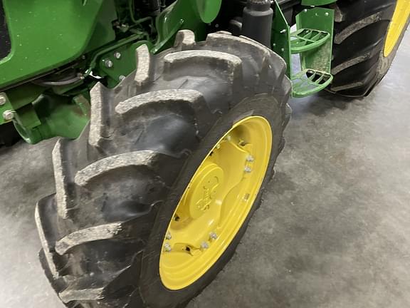 Image of John Deere 5065E equipment image 4