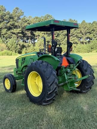 Image of John Deere 5065E equipment image 3