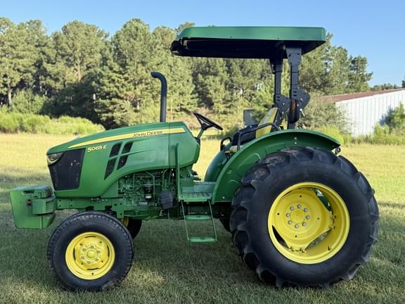 Image of John Deere 5065E equipment image 2