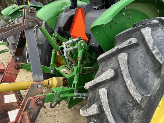 Image of John Deere 5075E equipment image 4