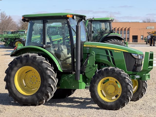 Image of John Deere 5090E equipment image 4