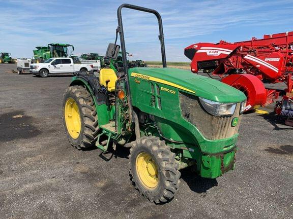 Image of John Deere 5090GV equipment image 4