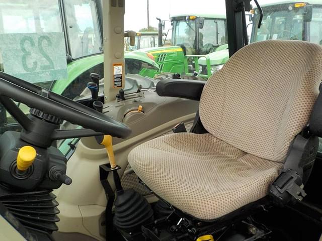 Image of John Deere 5100M equipment image 4