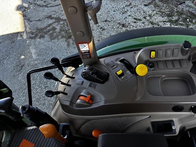Image of John Deere 5115M equipment image 3