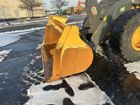 Image of John Deere 544L equipment image 4