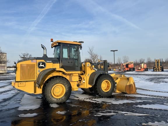 Image of John Deere 544L equipment image 2