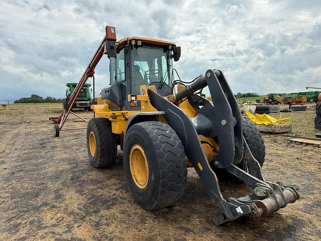 Image of John Deere 544L equipment image 4